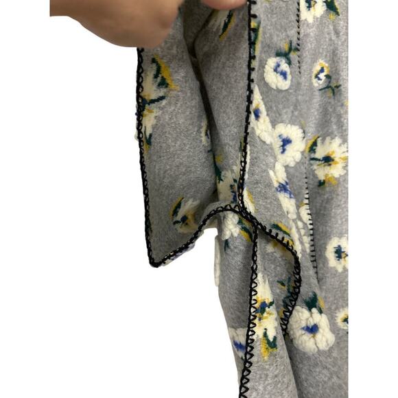 FADIVO NWT Gray 3D Floral Print One Size Open Front Poncho - Picture 4 of 11